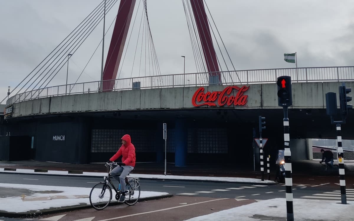 Fietser steekt een kruising over naast de rijbaan