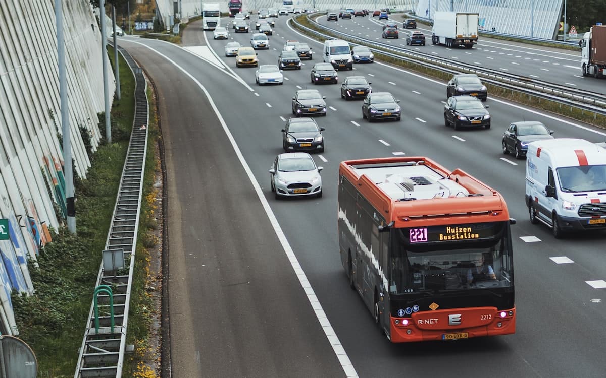 Meerbaans snelweg met verkeer en een bus op de rechterrijstrook