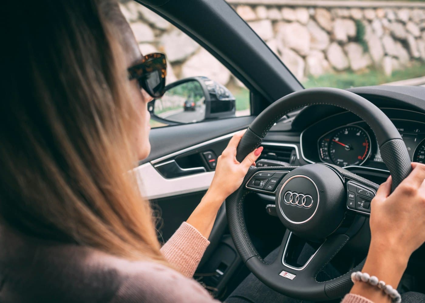 Cursist rijdt zelfstandig in de lesauto tijdens een rijles